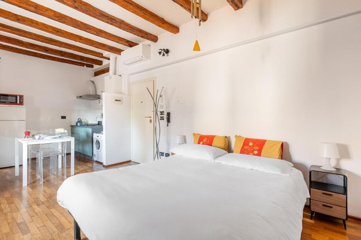Apartamento Monolocale Sui Tetti Di Bologna - Via Indipendenza Exterior foto